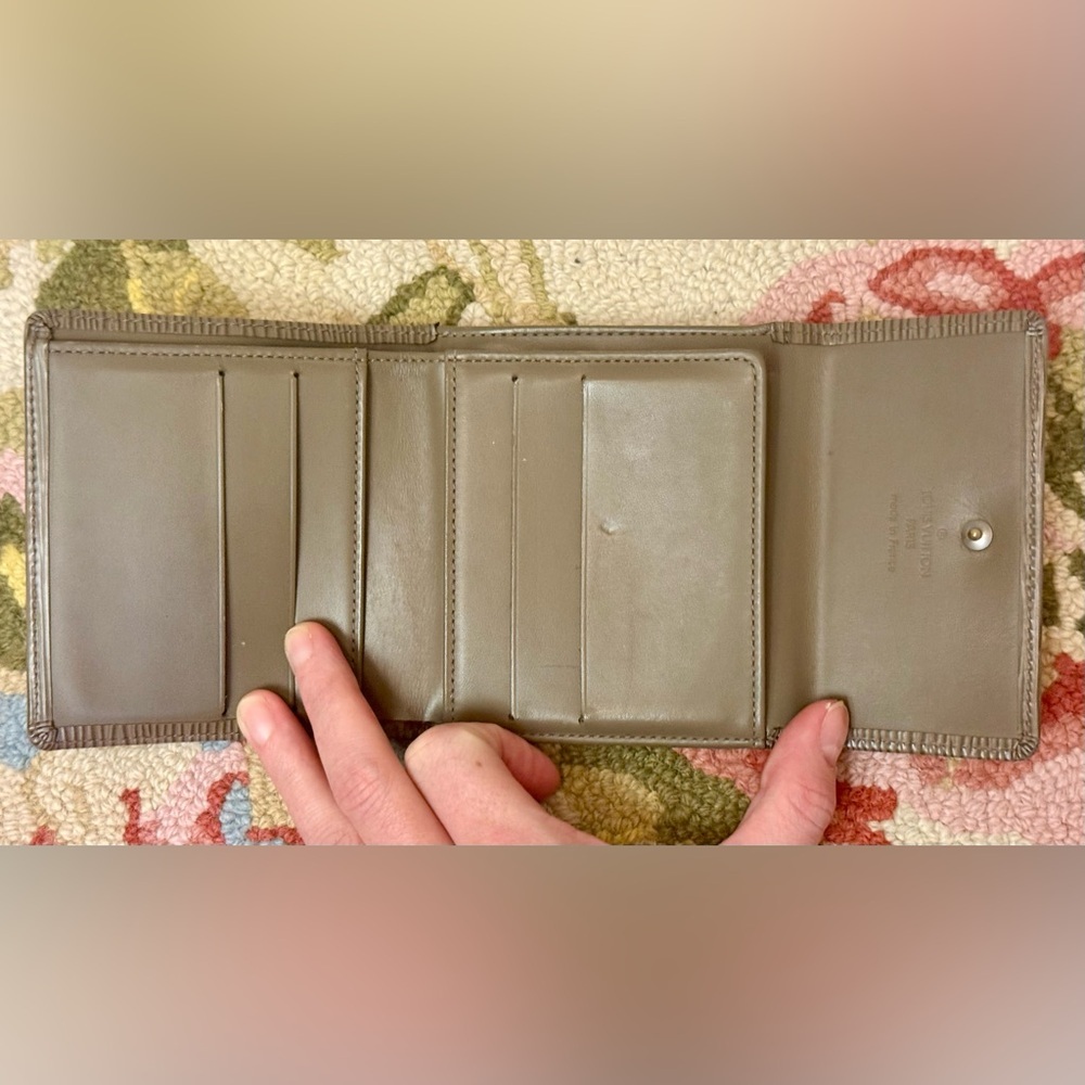 Unisex LOUIS VUITTON Vintage Epi-Leather Elise Tri-Fold Compact Wallet - Taupe - Picture 15 of 16